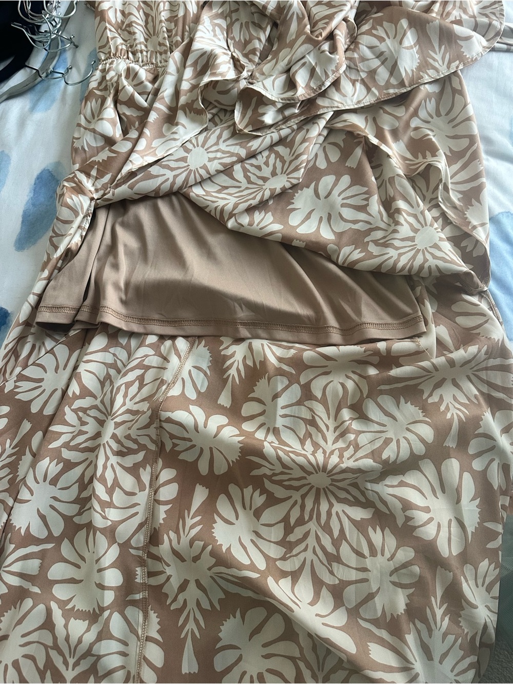 Aakaa Floral Utility Maxi Dress in Beige and White L - Picture 5 of 6